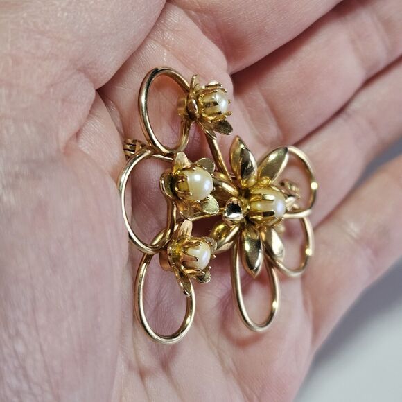 *Sale* Gold Tone Vintage Faux Pearl Swirly Flower Brooch - Picture 3 of 9